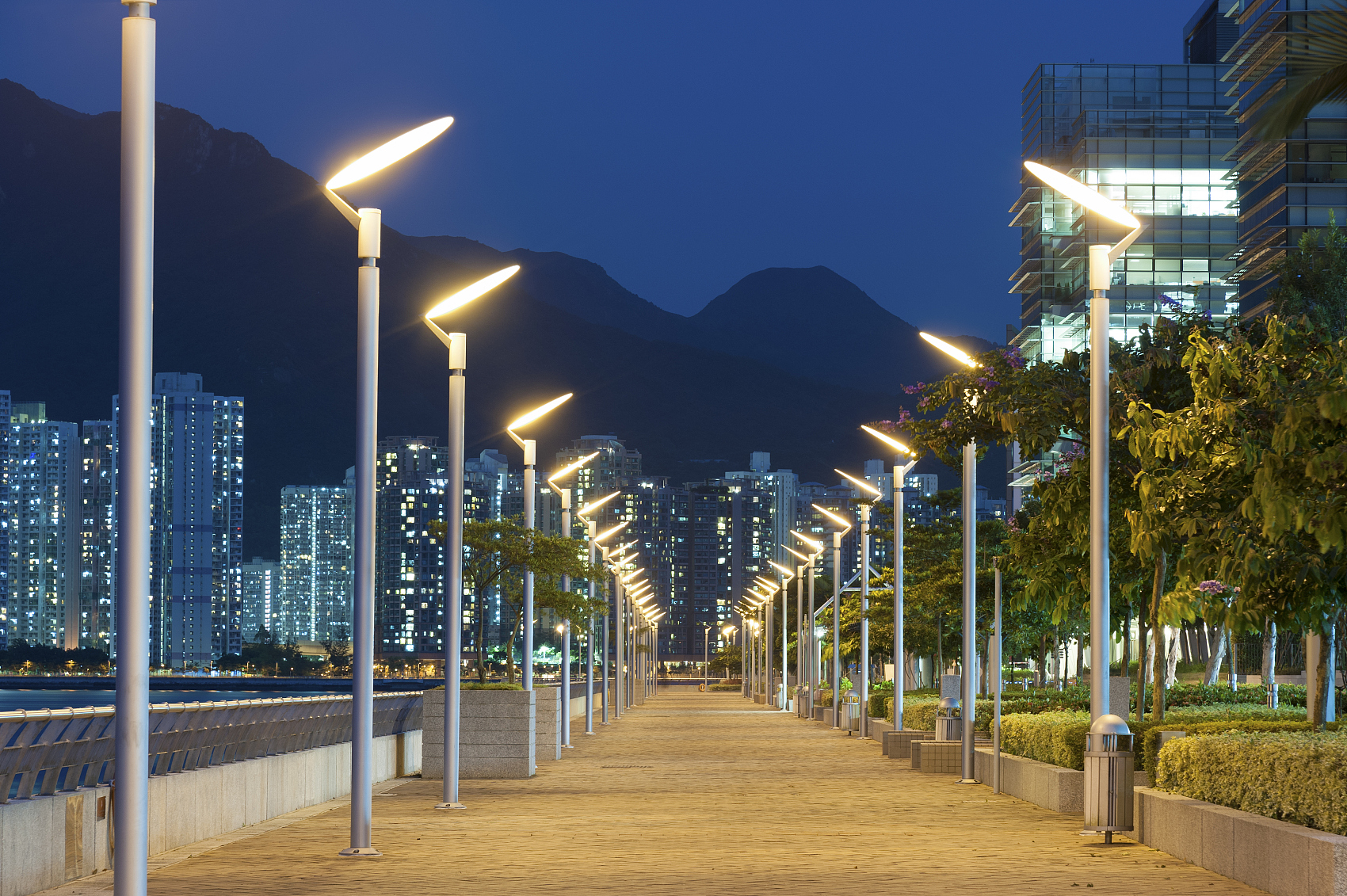街灯照亮的香港.jpg